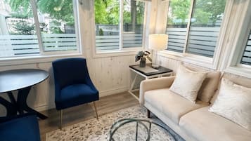 Suite – deluxe, hageutsikt | Blendingsgardiner, strykejern/-brett, wi-fi (inkludert) og sengetøy