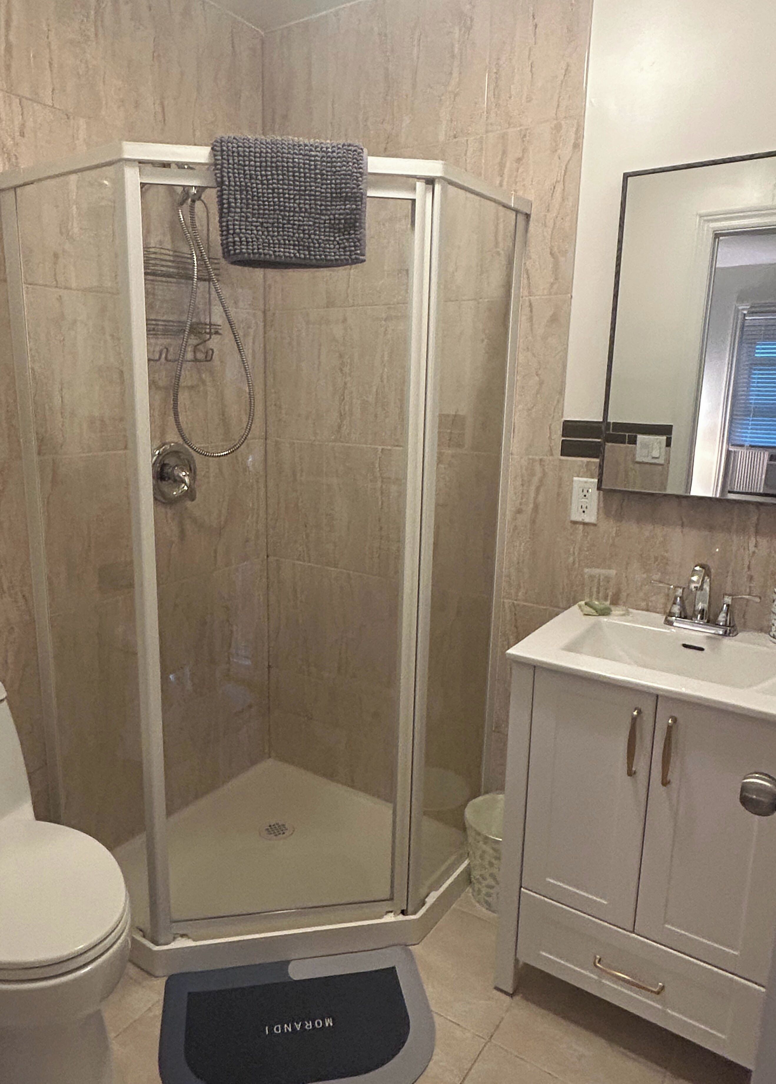 Suite – deluxe, hageutsikt | Bad | Dusj, toalettartikler (inkludert), hårføner og håndklær