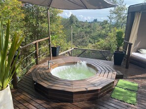 Outdoor spa tub - The retreat, beautiful cabin with forest view, privacy, silence and peace. (Medellin)