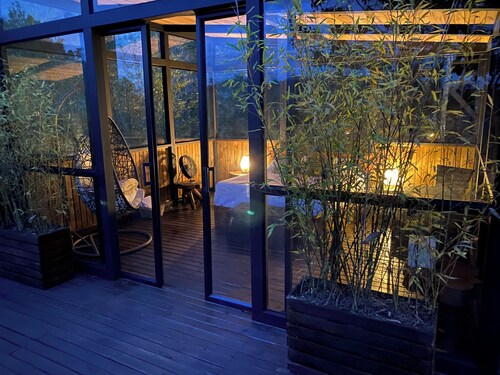 The retreat, beautiful cabin with forest view, privacy, silence and peace.