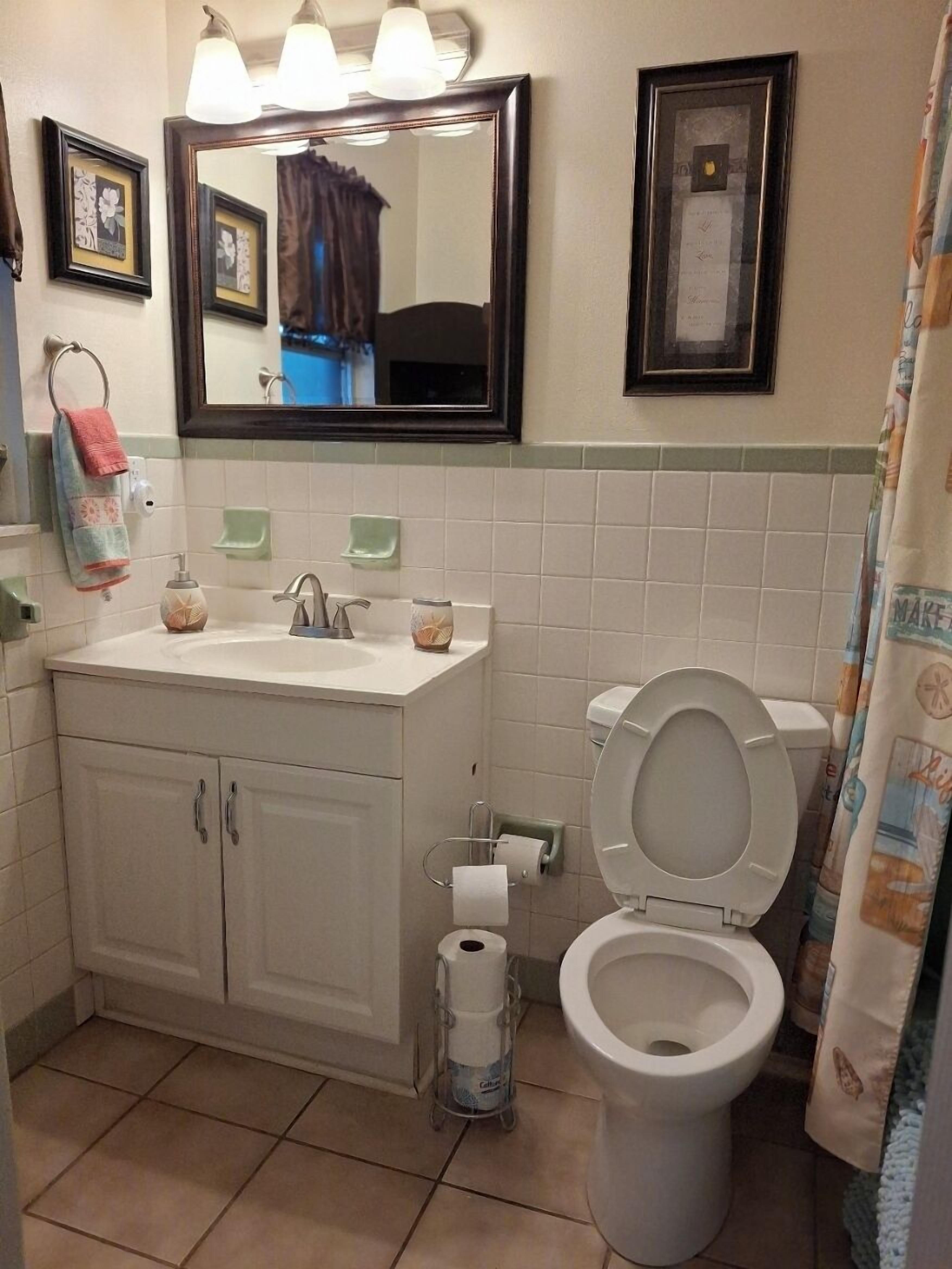 Secador de pelo, toallas, jabón, shampoo