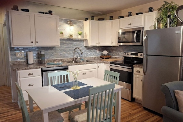 Apartemen Comfort | Dapur pribadi | Lemari es besar, microwave, oven, dan kompor