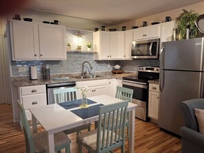 MANATEE APARTMENT | Private kitchen | Full-size fridge, microwave, oven, stovetop - Three Sisters Cottages (Crystal River)