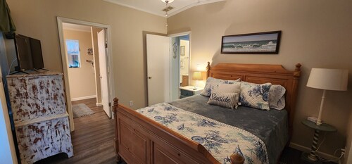 Charming 2-bedroom house in N Hutchinson Island across the street from the beach