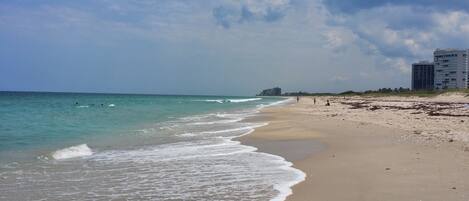 Beach nearby, sun-loungers, beach towels