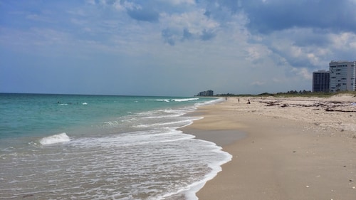 Charming 2-bedroom house in N Hutchinson Island across the street from the beach