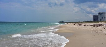 Charming 2-bedroom house in N Hutchinson Island across the street from the beach