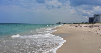 Charming 2-bedroom house in N Hutchinson Island across the street from the beach
