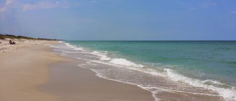 Playa en los alrededores, camastros y toallas de playa