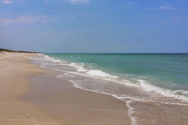 Playa en los alrededores, camastros y toallas de playa