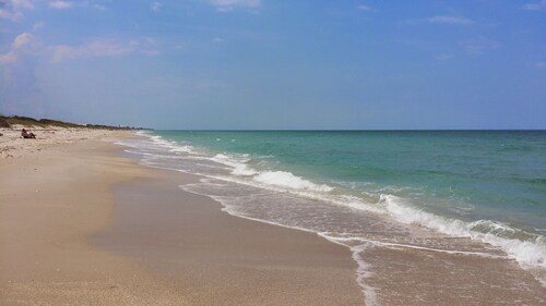 Charming 2-bedroom house in N Hutchinson Island across the street from the beach