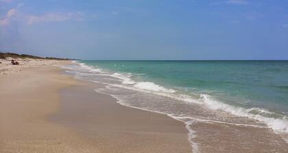 Charming 2-bedroom house in N Hutchinson Island across the street from the beach
