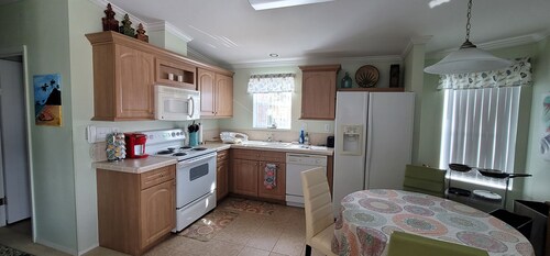 Charming 2-bedroom house in N Hutchinson Island across the street from the beach