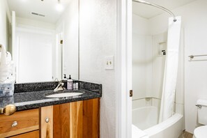 Sèche-cheveux, serviettes fournies, savon, papier toilette