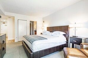 2 عدّة غرف نوم ومكواة/لوح كي وواي فاي وملاءات أسرّة