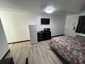 Deluxe Single Room, 1 Queen Bed, Non Smoking | Free WiFi, bed sheets
