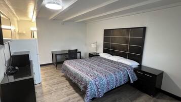 Deluxe Single Room, 1 King Bed, Non Smoking | Free WiFi, bed sheets