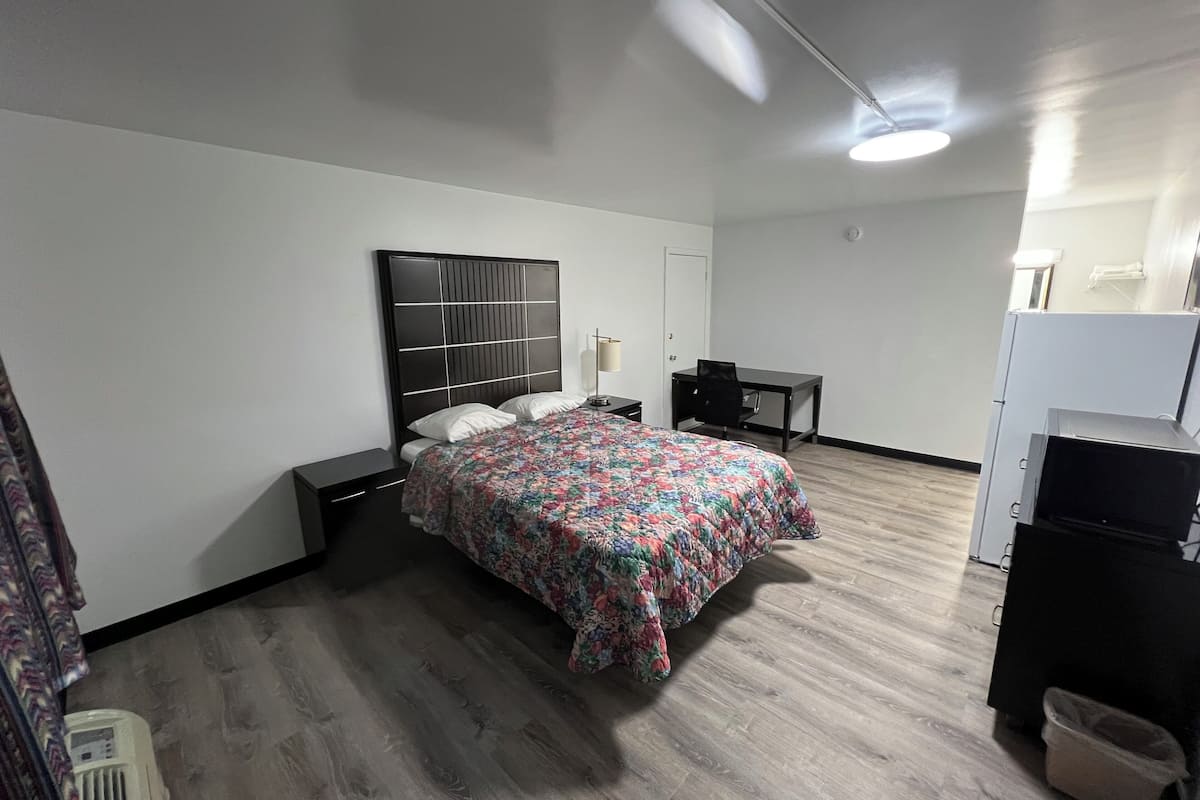 Deluxe Single Room, 1 Queen Bed, Non Smoking | WiFi (free), bed sheets