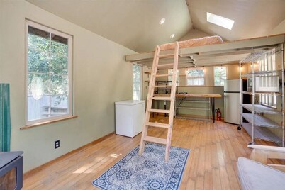 Charming cabin in serene Petrolia with WiFi