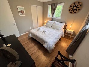 6 bedrooms, iron/ironing board, WiFi, bed sheets