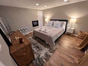 6 bedrooms, iron/ironing board, WiFi, bed sheets - Cozy Hot Tub Escape | Pool Table & Home Theater (Arvada)