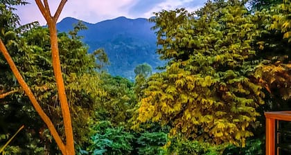 Luxury Modern Retreat Steps from fabulous Tayrona Park, 4bd house with AC & WiFi