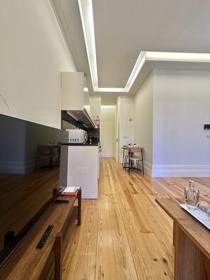 Fridge, microwave, oven, coffee/tea maker