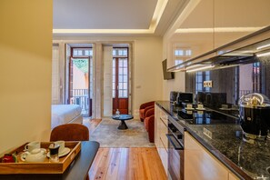 Refrigerador, microondas, horno y cafetera y tetera 