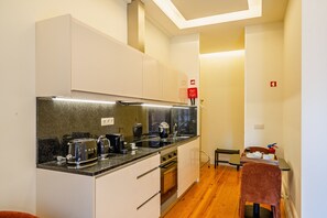 Fridge, microwave, oven, coffee/tea maker - Charming Studio with Terace near Bolhao Market (Oporto)