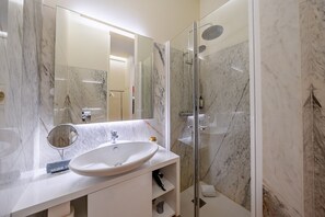 Dusche, Haartrockner, Handtücher
