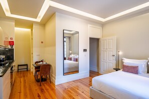 Tabla de planchar con plancha, wifi gratis y ropa de cama 