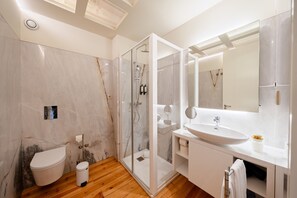 Dusche, Haartrockner, Handtücher