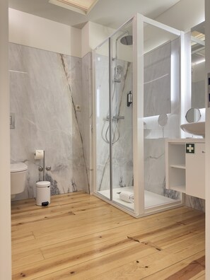 Regadera, secadora de cabello, toallas 