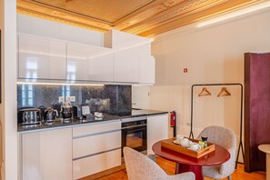Fridge, microwave, oven, coffee/tea maker