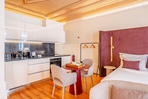 Kühlschrank, Mikrowelle, Ofen, Wasserkocher mit Kaffee-/Teezubehör