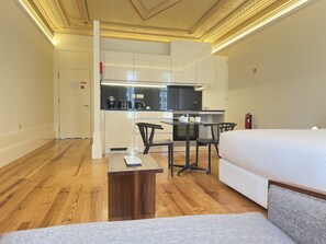 Tabla de planchar con plancha, wifi gratis y ropa de cama 