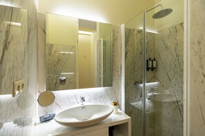 Shower, hair dryer, towels - Charming Studio near Bolhao Market (Oporto)