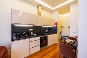 Fridge, microwave, oven, coffee/tea maker - Charming Studio near Bolhao Market (Oporto)