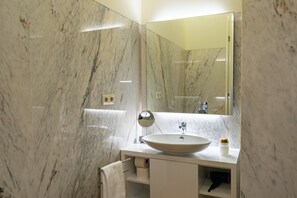 Shower, hair dryer, towels - Charming Studio near Bolhao Market (Oporto)
