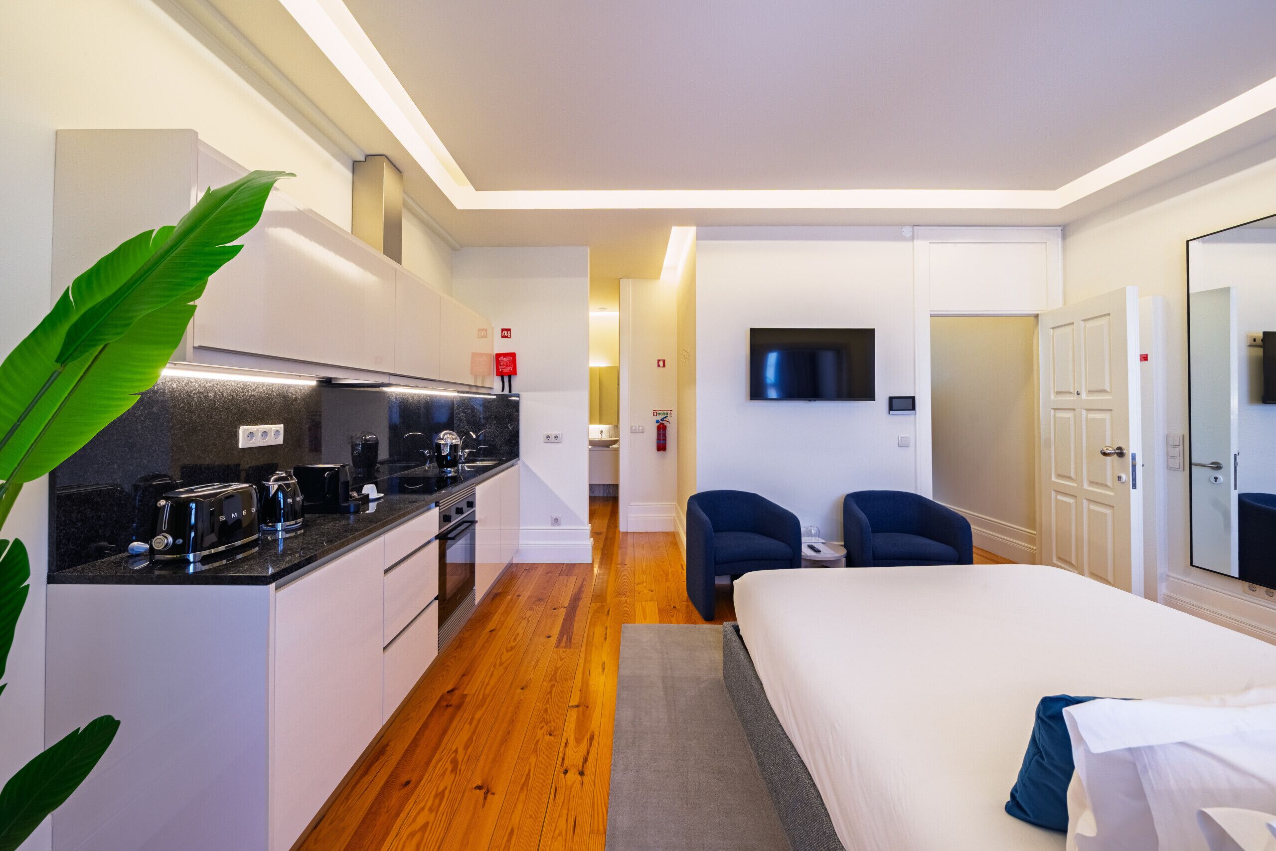 Iron/ironing board, free WiFi, bed sheets
