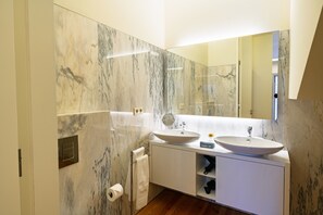 Douche, sĂšche-cheveux, serviettes fournies