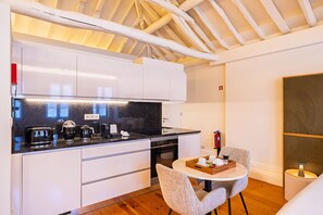 Fridge, microwave, oven, coffee/tea maker