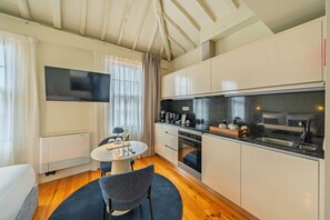 Fridge, microwave, oven, coffee/tea maker