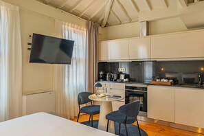 Fridge, microwave, oven, coffee/tea maker