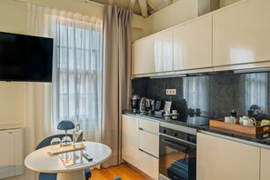 Fridge, microwave, oven, coffee/tea maker