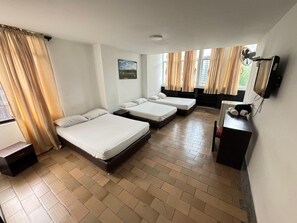 ห้องดีลักซ์ทริปเปิล | เครื่องนอนป้องกันสารก่อภูมิแพ้, พื้นที่ทำงานแบบใช้แล็ปท็อป