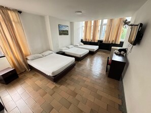 Phòng dành cho gia đình, nhiều giường, quang cảnh thành phố | Bộ đồ giường kháng dị ứng, khu vực làm việc phù hợp cho laptop 
