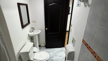 Pancuran mandi, tuala disediakan, sabun, tisu tandas