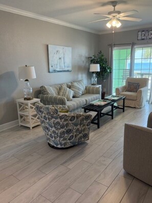 TV - Oceanview Oasis  Balcony + Pools  Steps to Beach (Galveston)