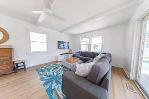 TV - Barefoot Bungalow - Charming Getaway w/ Pool! (Stone Harbor)